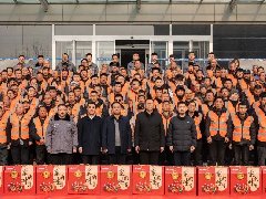 情系農民工 蛇年送祝福——華兆控股為優(yōu)秀農民工發(fā)放春節(jié)禮品